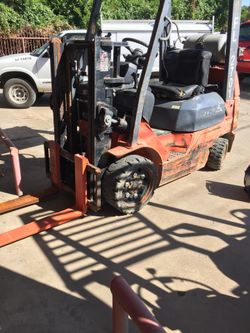 Forklift Toyota 4000 lb 2 stages