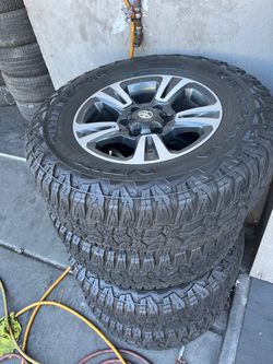 Vendo set de rines 17x9 de 6-139.7 lugs para tacomas llantas 265/70/R17 80% de vida