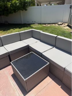 Outdoor Patio Sectional Set with Coffee Table – Like New