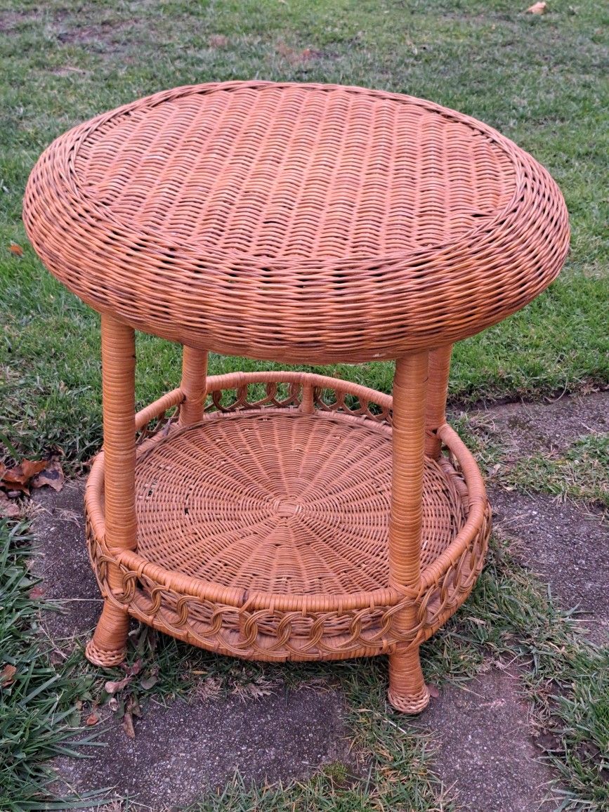 Lovely 2' Natural Wicker Round Table w Lower Shelf
