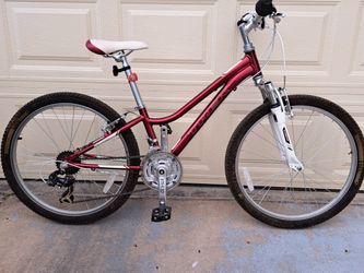 TREK BIKE TREK MT 220 BIKE GORGEOUS AND IN EXCELLENT WORK CONDITION 24" TIRE SIZE