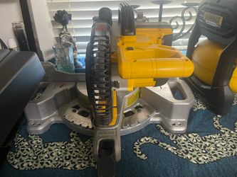DWALT SAW 12-in 20-volt max Dual Bevel Sliding Compound Cordless Miter
