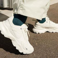 Nike TC 7900 women’s white size 9US activewear