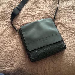 Coach Messenger Bag - Signature Leather, Stylish & Authentic!