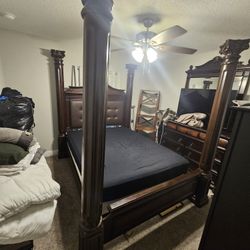 Queen size Canopy bed