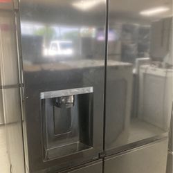 27 Ft.³ Side-By-Side Refrigerator With Water And Ice