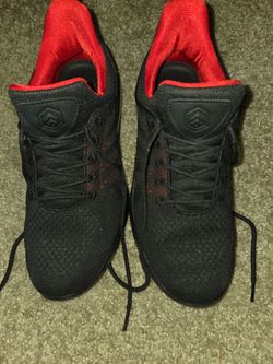 Sports shoes
