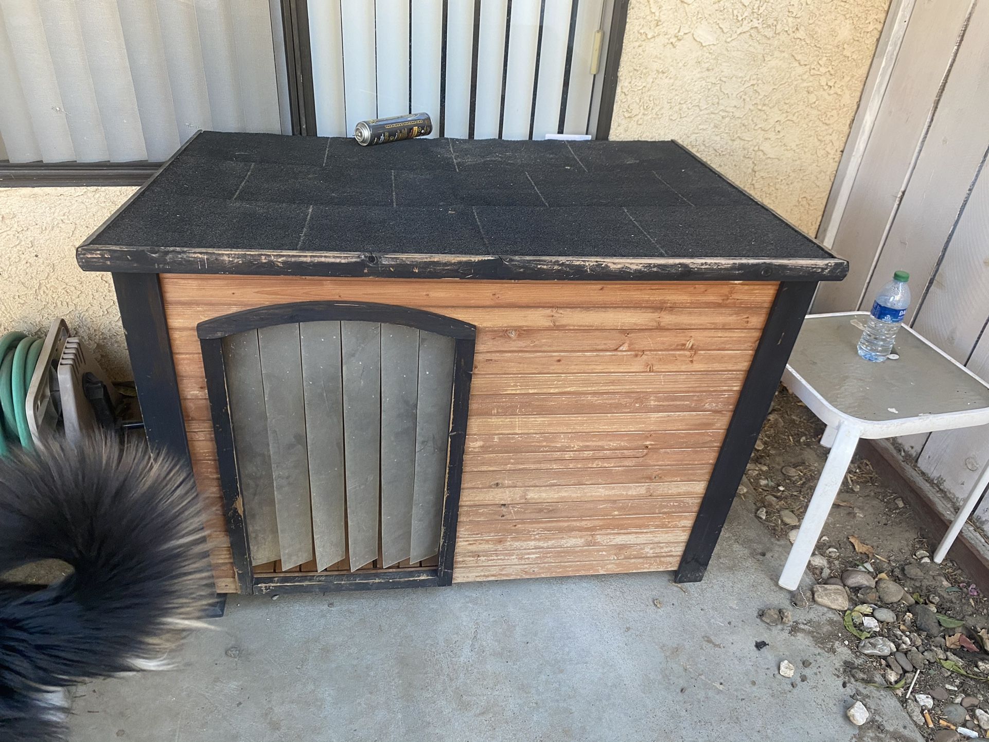 LARGE WEATHER PROOF DOG HOUSE