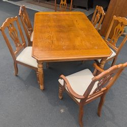 Dinning Room Table With A Leaf & 6 Chairs 