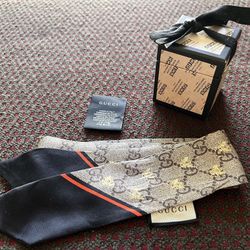 Women's Gucci GG Bees Silk Neck Bow Black Scarf