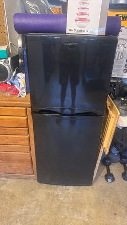 Frigidaire Fridge (Black)