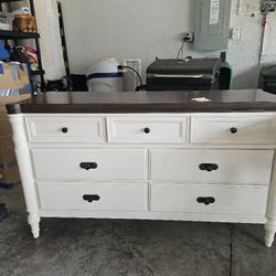 7 Drawer Dresser (Must Sell)