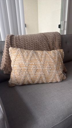 Yellow /Beige Decorative pillow