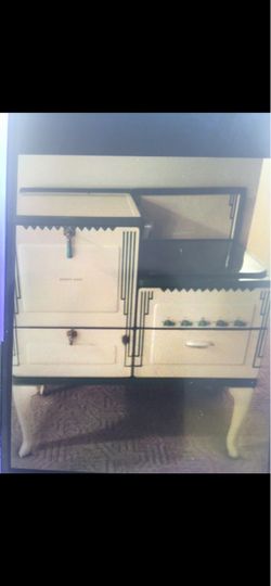 This antique 1920s–1930s Detroit Jewel gas stove