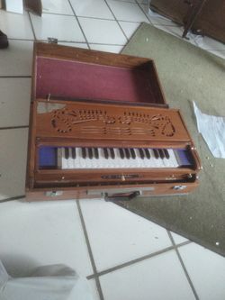 Good Scale Charger Harmonium