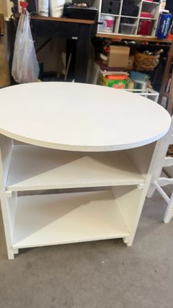 White round wood table