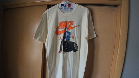 Men’s Small Cream And Orange Causal Graphic T-shirt