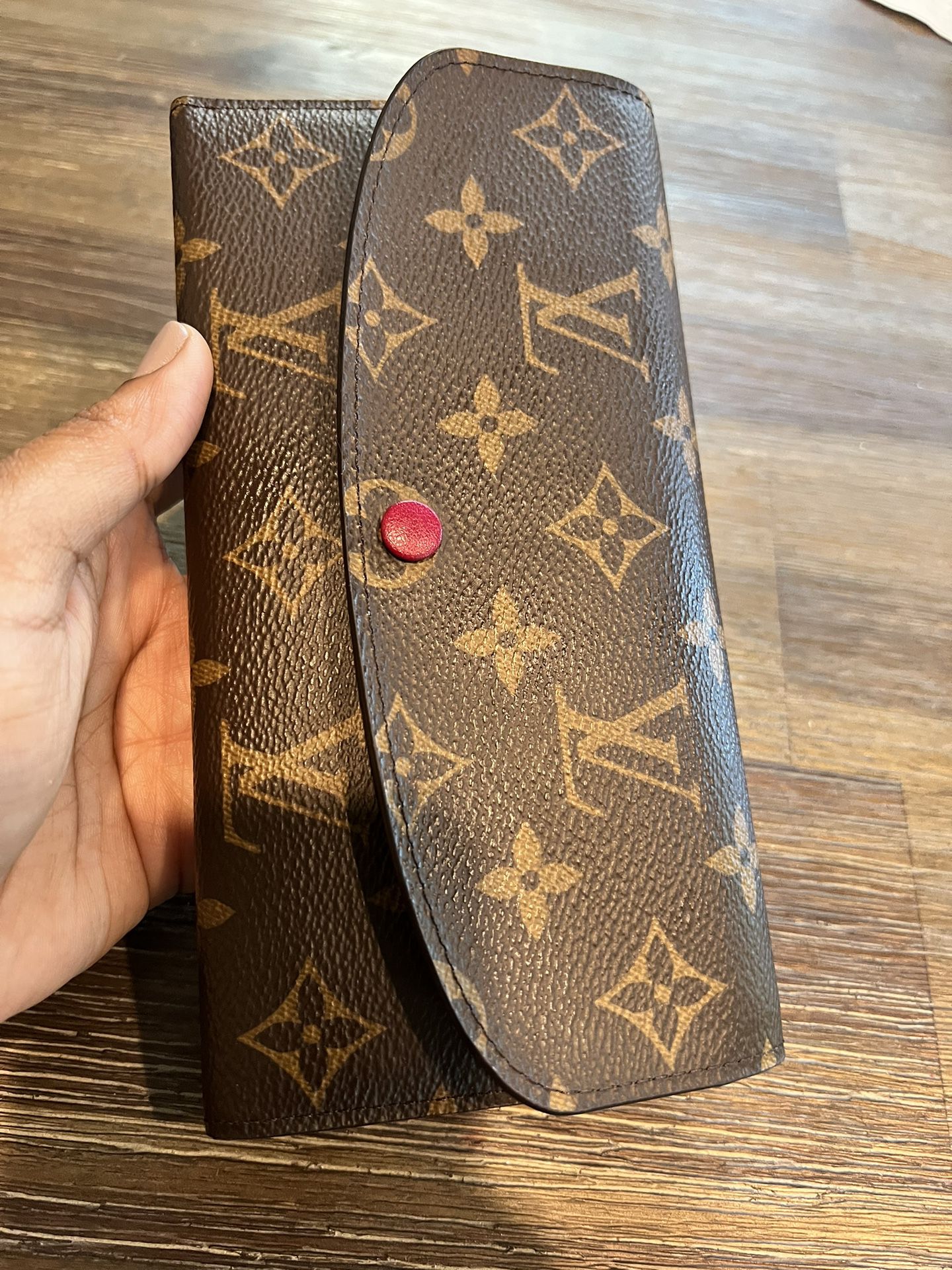 LOUIS VUITTON EMILIE WALLET AND HOW TO WEAR IT!! 