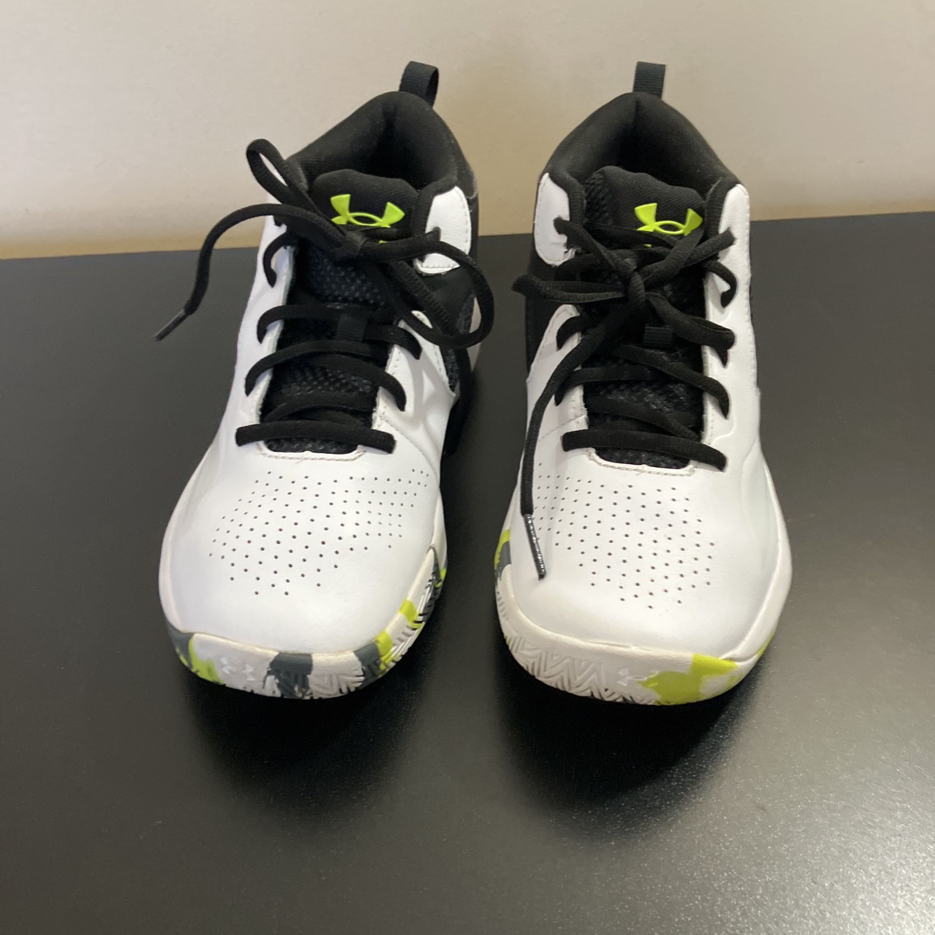 Boys (Youth) Under Armour Shoes Size 5.5Y