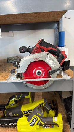 Milwaukee circular saw (TOOL ONLY)