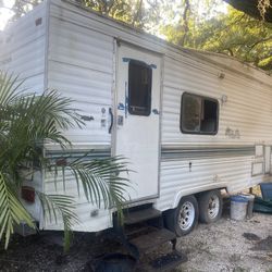 FREE Wilderness Fifth-Wheel Camper- Needs Tow Truck-No Title