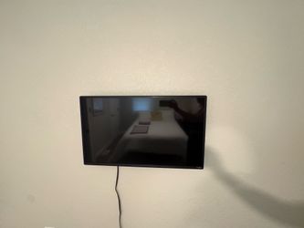 Vizio 32” Smart TV + wall mount kit