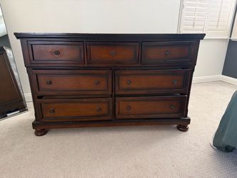 ***Free dresser and night stand ***