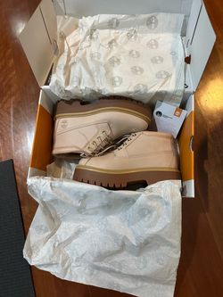 Brand New Timberland Women Platform Boots Size 6