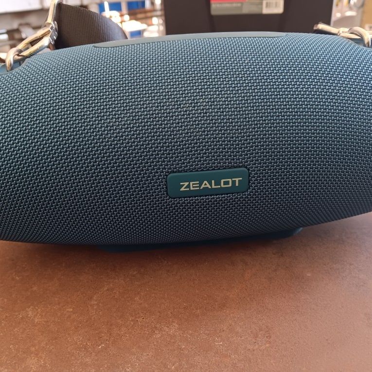 Bluetooth Speaker (VERY LOUD, NEW)