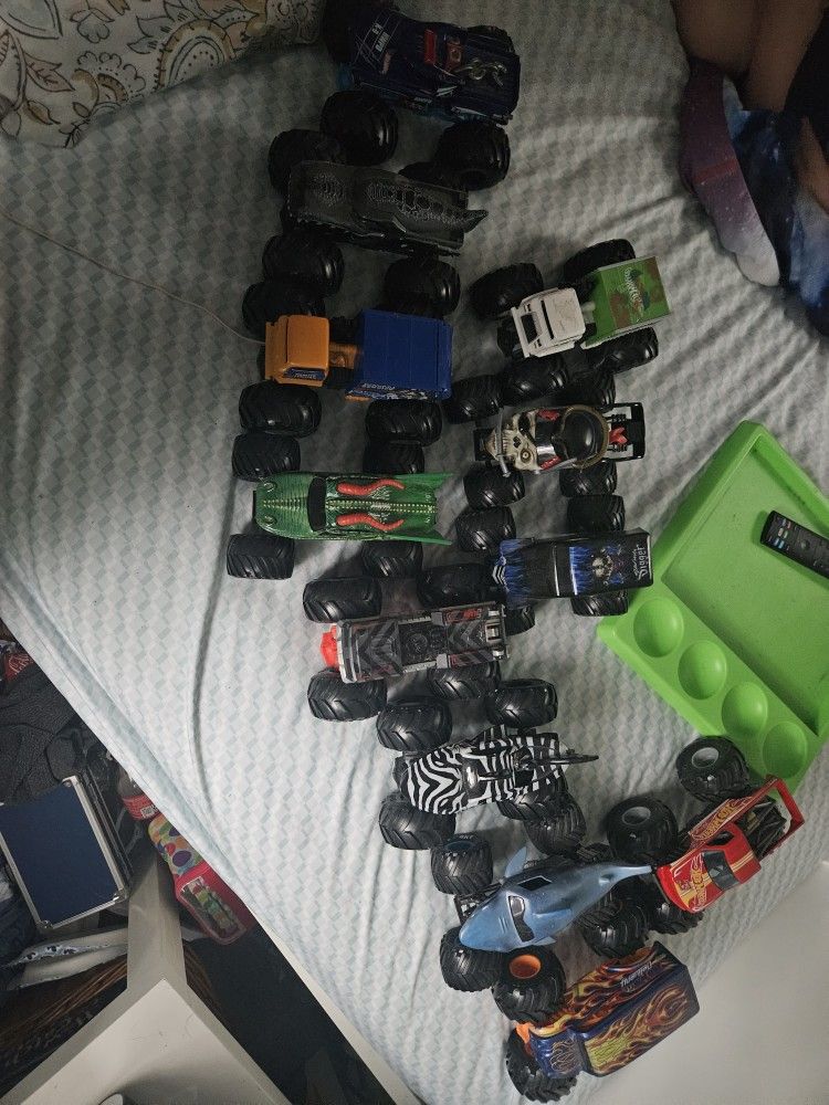 Monster Trucks LOT