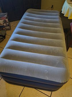 Air mattresses built in pump