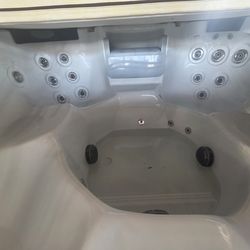 Pre-owned vita hot tub free local delivery/ we also do spa repair