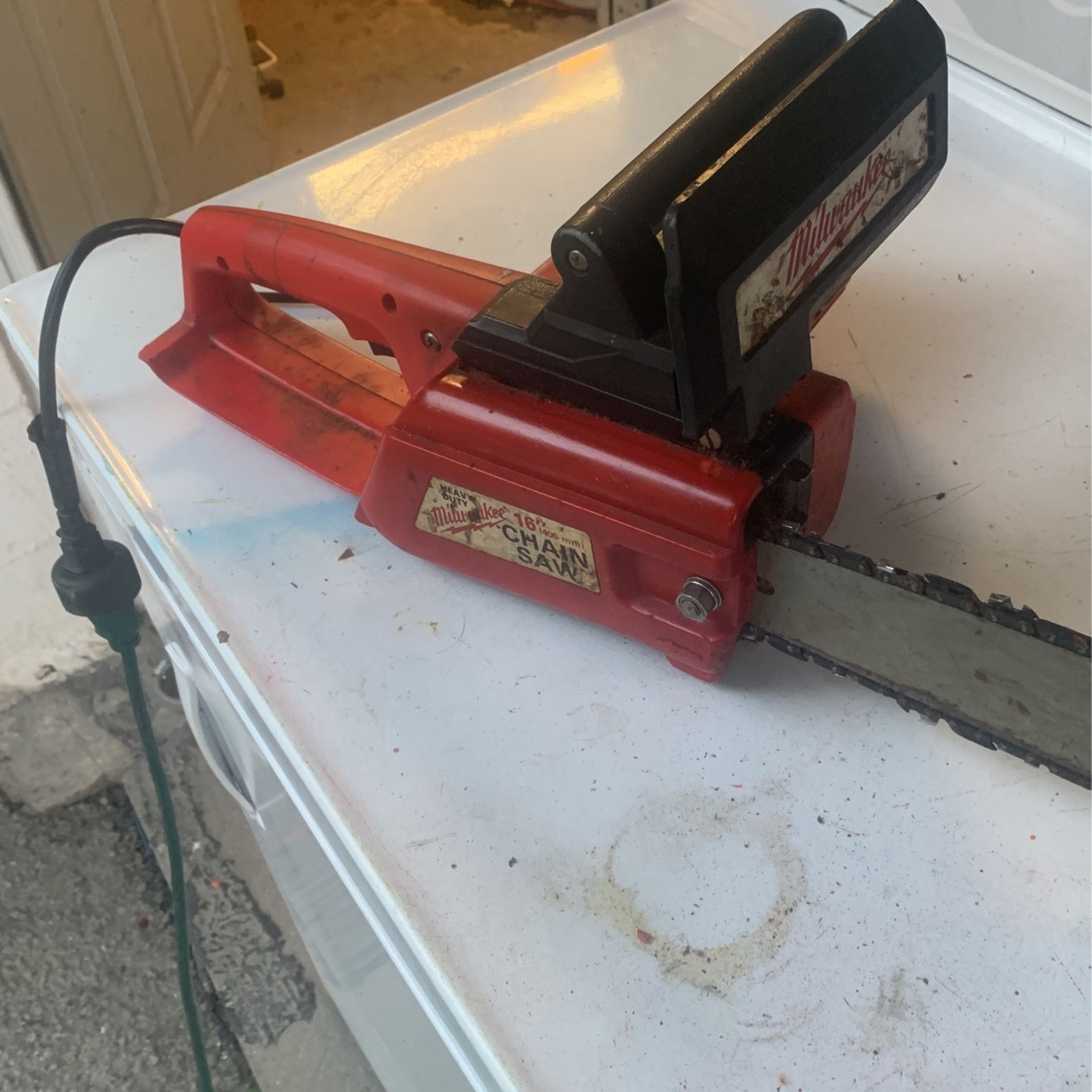 Milwaukee 120 V electric chainsaw