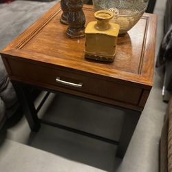 Beautiful Elegant Upscale Pair Of End Tables 