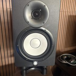 Yamaha HS7 Studio Monitors With Stands