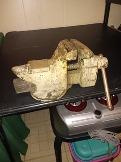Bench Vise 