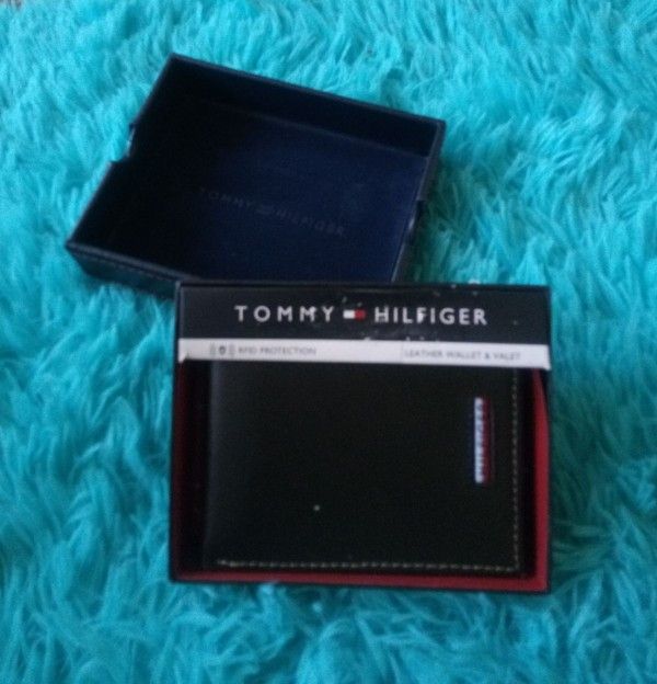 Tommy Hilfiger Men's Bifold Black Leather RFID Wallet & Valet Passcase  