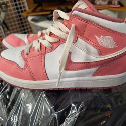 Nike Air Jordan 1 Mid Valentines Day