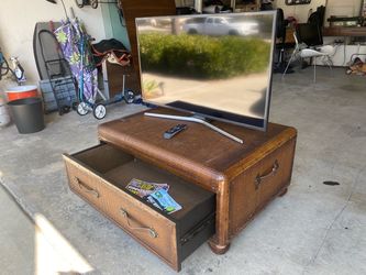 Samsung 40" 4K Smart TV + 23 inch TV with Woven Trunk Coffee Table Home Furniture