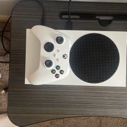 Xbox Series S    (2 WEEKS OLD)