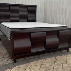 Beautiful Queen size bed, cherry color. Like new. Mattress and boxspring included. I can deliver for an additional cost. It’s a very nice 