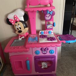 Minnie Mouse play Kitchen