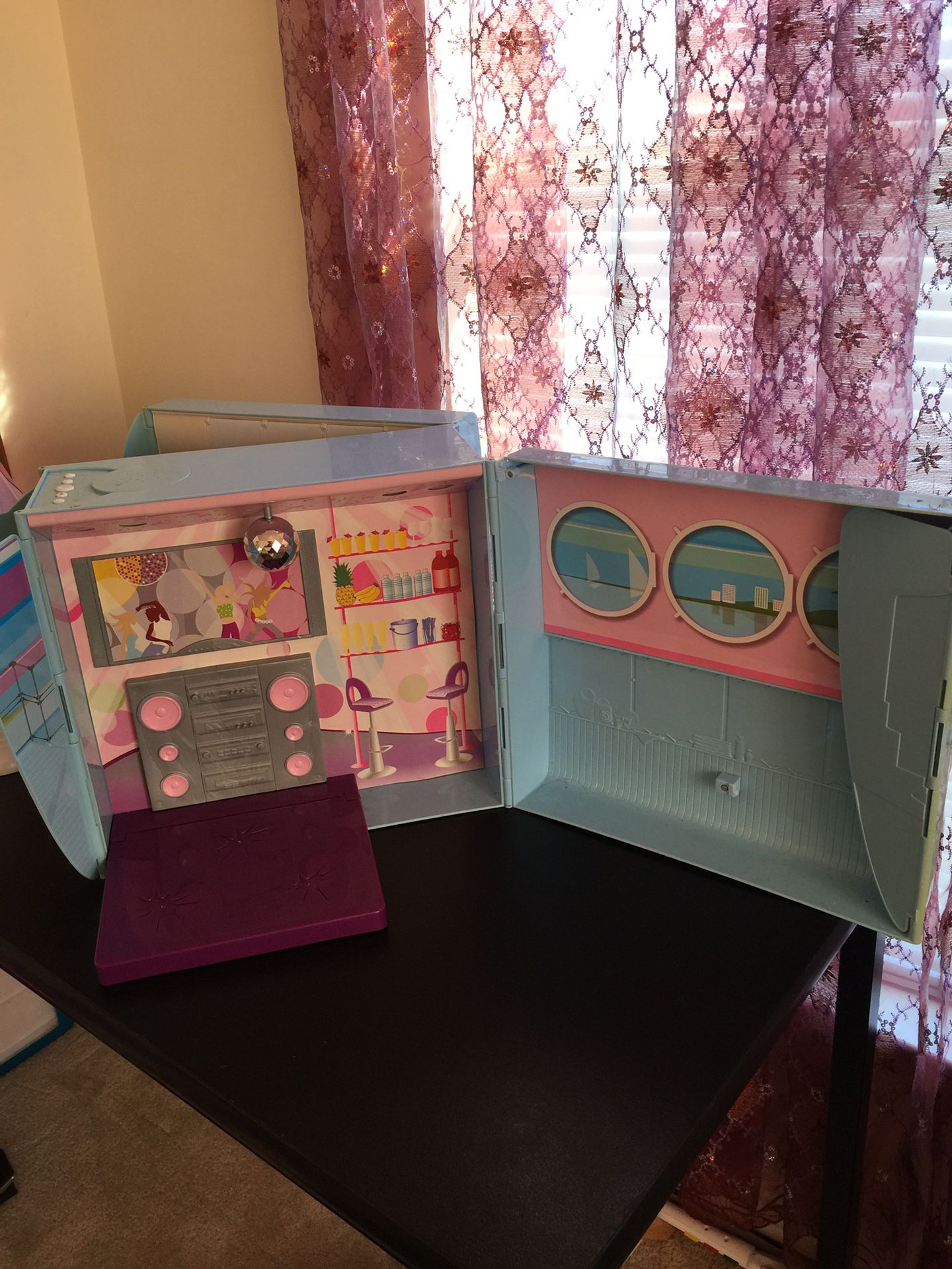Barbie Jet opens up toy and a princess light
