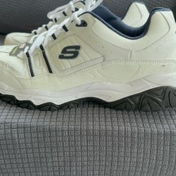 Sketchers Men’s Size 11 Sneakers Excellent Condition 