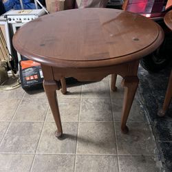 Ethan Allen Heirloom Nutmeg Maple Colonial 28” Round End Table (Model 10-8036)