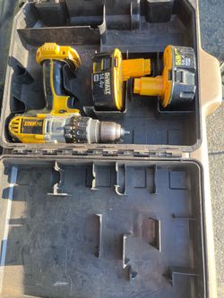 Dewalt 14.4 V drill with Case and 2 batteries.