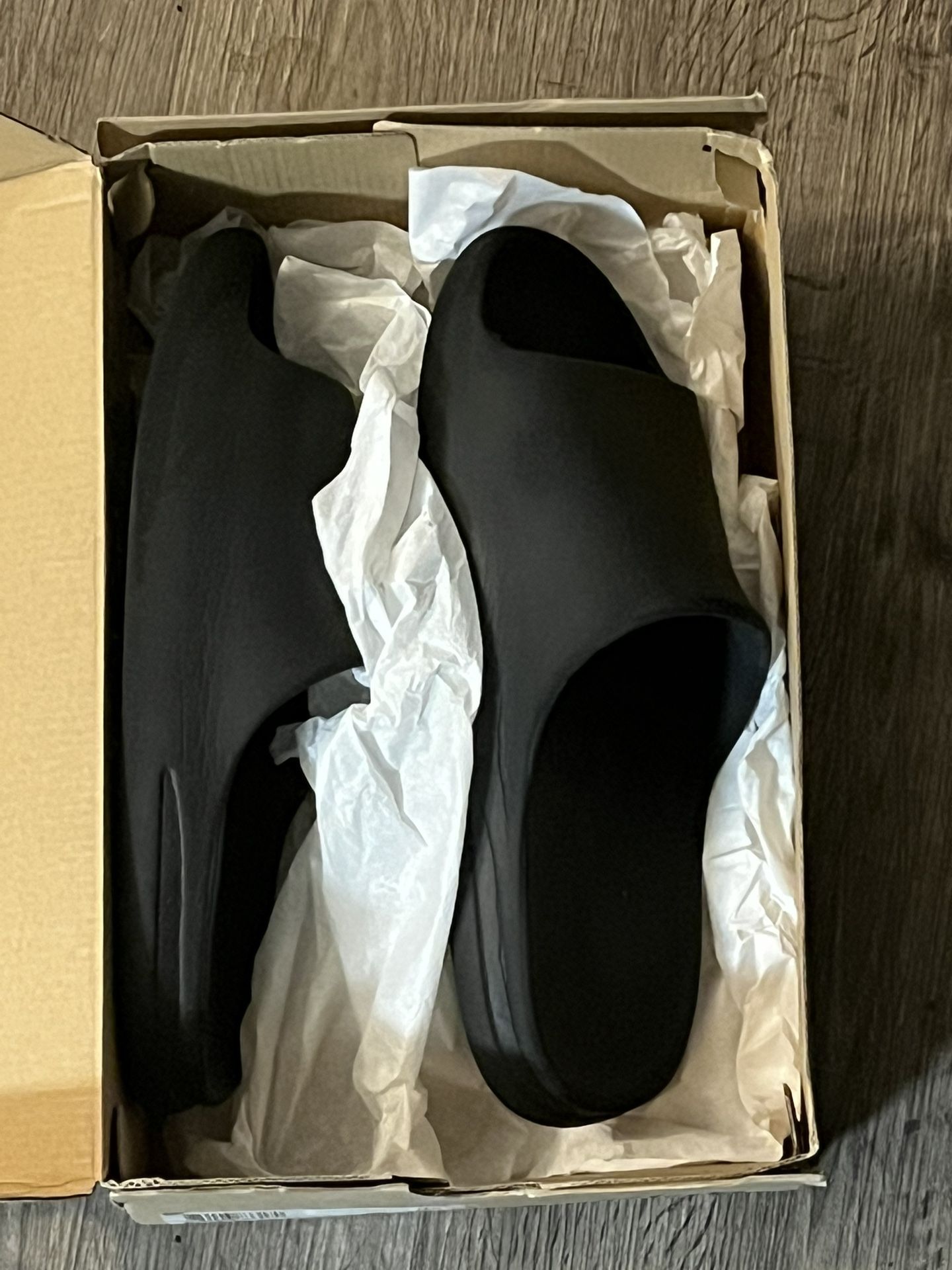 Yeezy Slides packaging Yeezy Slides main image 4