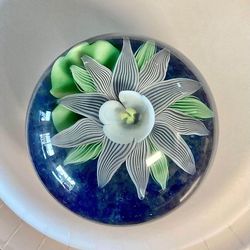 SIGNED BLOWN GLASS PAPERWEIGHT BY ORIENT & FLUME! 1985. B. Sillars-Artist. HIGHLY COLLECTIBLE!