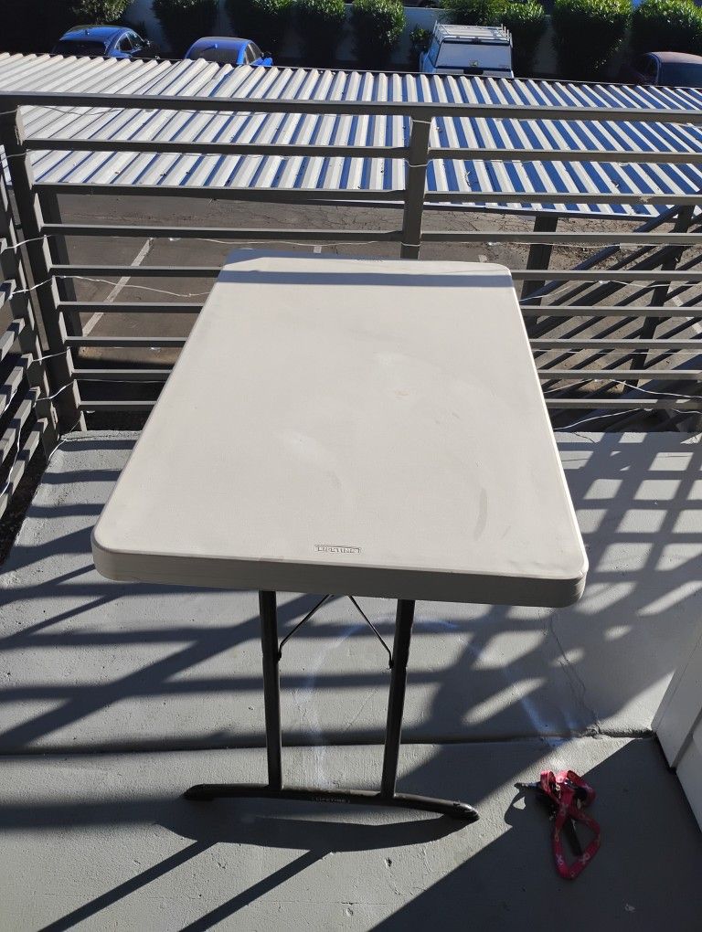 4' LIFETIME folding table