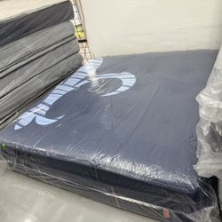 KING SIZE STEARNS & FOSTER RESERVE PILLOW TOP MATTRESS & BOX SPRINGS BED SET